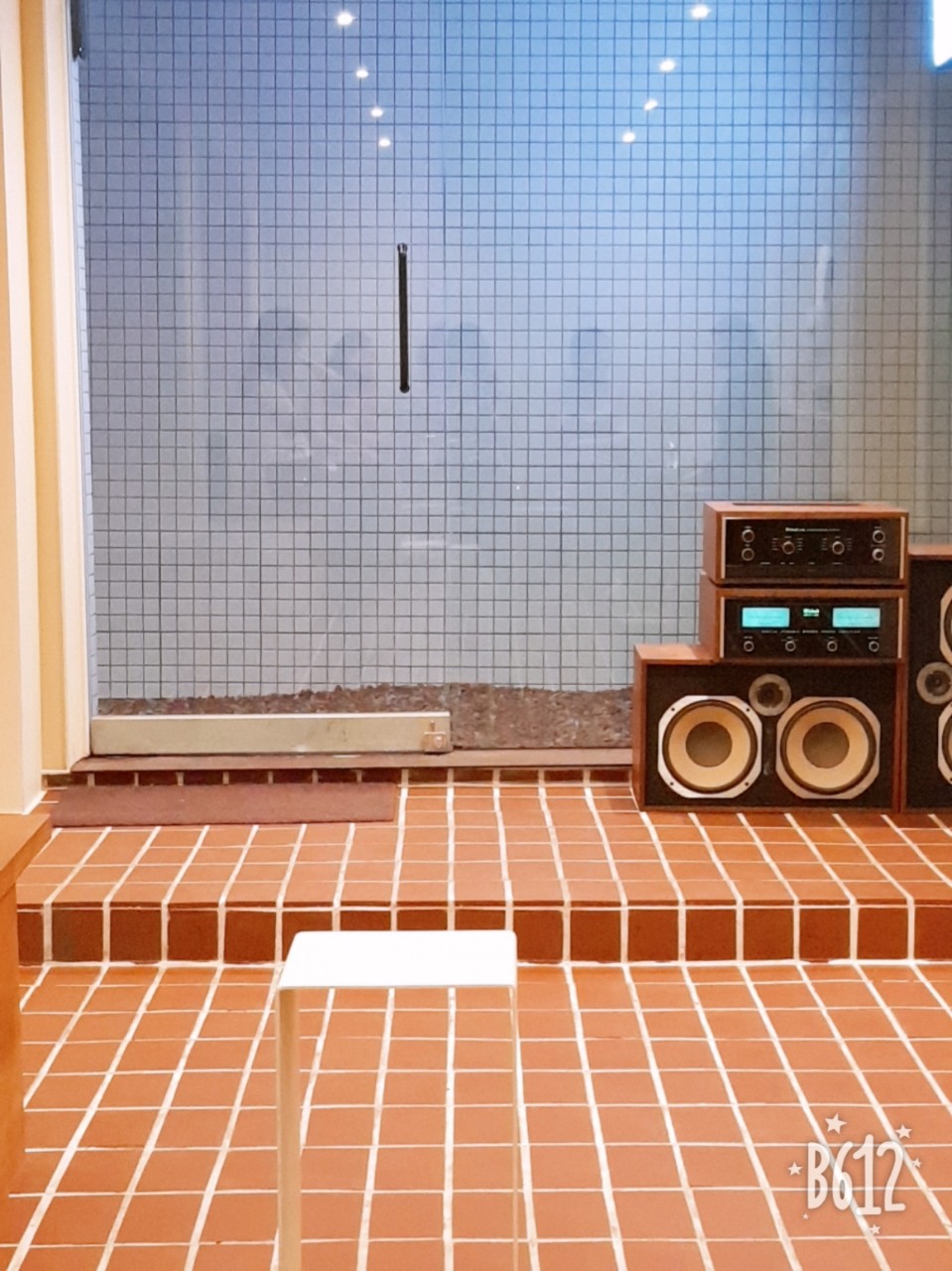 잔잔한 호수 앞에