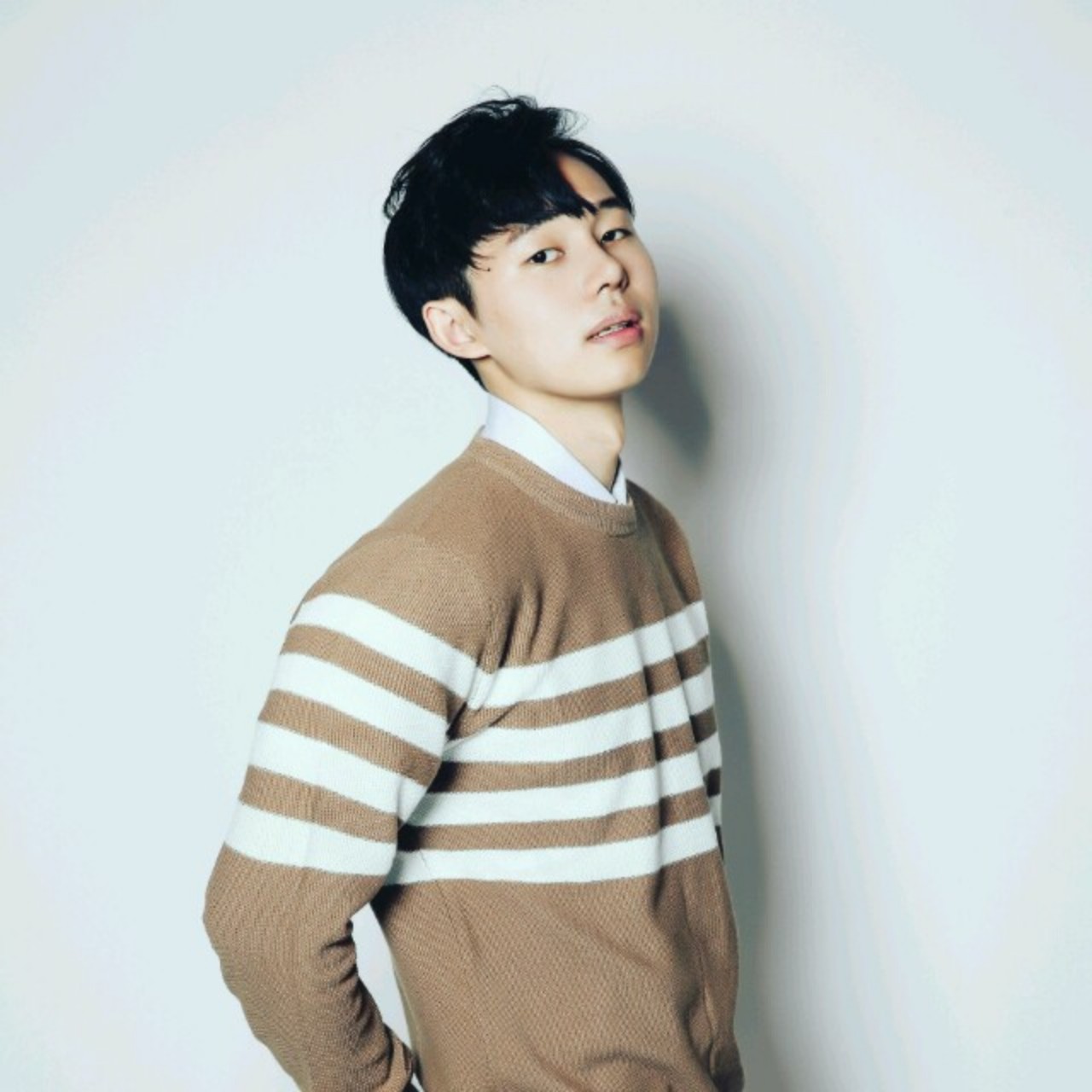 배우 쿠니-하루를 읽는남자